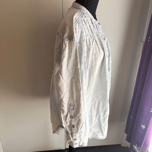 We The Free Tuck Denim Shirt Women’s Size Medium Oversized Fit Faded Blue - Picture 10 of 15